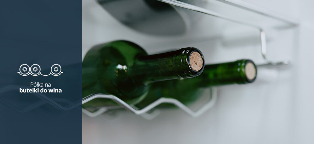Lodówka VESTFROST VR-FB482-2ERBG No Frost 190.1cm Beżowy Obraz przedstawia chromowaną półkę na butelki do wina, przeznaczoną do przechowywania butelek w pozycji poziomej. Na półce widoczne są zielone butelki z korkiem, a na tle znajduje się grafika oraz napis „Półka na butelki do wina”. Jest to funkcjonalny i estetyczny element wyposażenia chłodziarki, zapewniający uporządkowane i bezpieczne miejsce na wino półka na wino chromowana elegancja funkcjonalność przechowywanie butelek poziomo oszczędność miejsca porządek styl