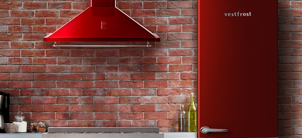 Okap VESTFROST VE-90RSABR bordowy wizualizacja kuchnia lodówka beżowa szafki wiszące kolor drewna okap front nad płytą gazową czajnik kuchenka dekoracje jasne wnętrze