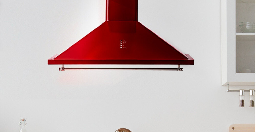 Okap VESTFROST VE-90RSABR bordowy wizualizacja kuchnia dekoracje w tle widoczne przyciski na froncie Elegancki wygląd cicha wydajna praca intuicyjne sterowanie soft touch wysoka Energooszczędność