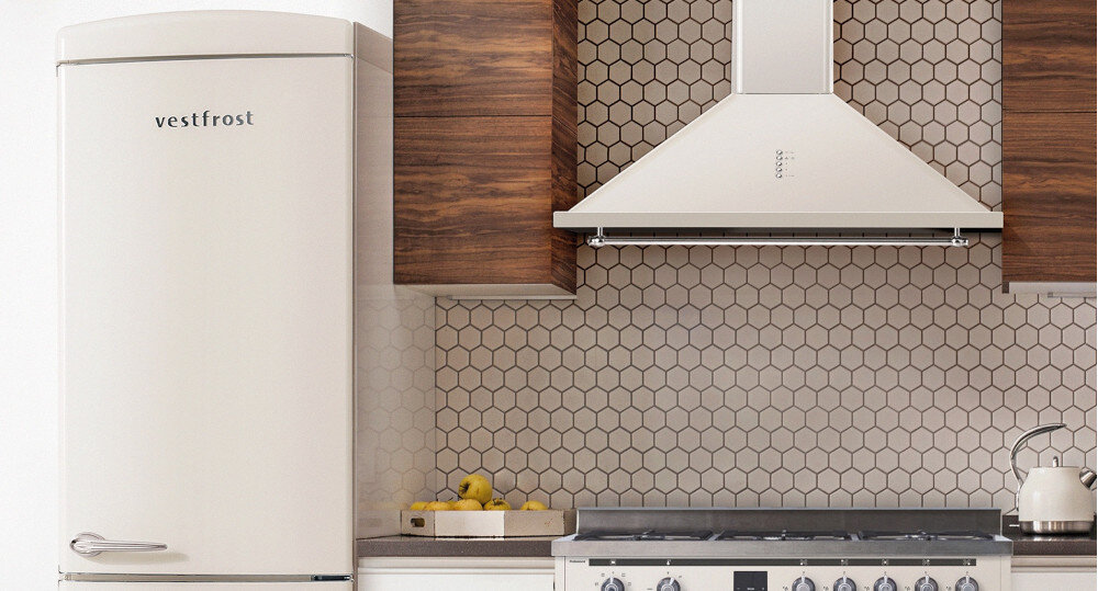 Okap VESTFROST VE-90RSABG Beżowy wizualizacja kuchnia lodówka beżowa szafki wiszące kolor drewna okap front nad płytą gazową czajnik kuchenka dekoracje jasne wnętrze