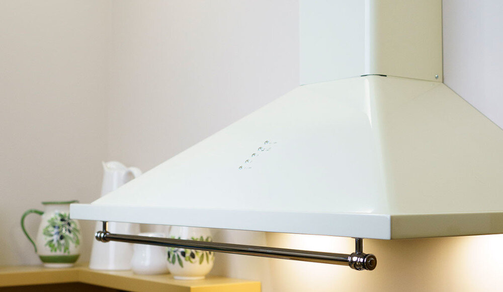 Okap VESTFROST VE-90RSABG Beżowy wizualizacja kuchnia dekoracje w tle widoczne przyciski na froncie Elegancki wygląd cicha wydajna praca intuicyjne sterowanie soft touch wysoka Energooszczędność