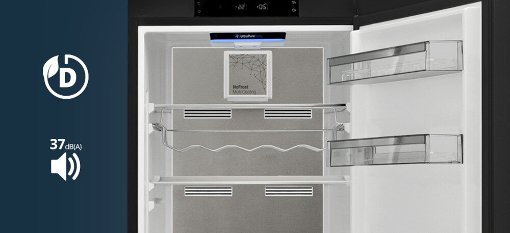 Lodówka VESTFROST VR-FB383-3H0B Na zdjęciu widoczne jest wnętrze lodówki Vestfrost z metalowym tylnym panelem, półką na wino i przezroczystymi balkonami na drzwiach, podświetlone białym światłem. Po lewej stronie, na granatowym tle, umieszczono ikonę klasy energetycznej z literą „D” oraz symbol głośnika z napisem „37 dB(A)”, co podkreśla energooszczędność i cichą pracę urządzenia cicha praca 37 dB energooszczędna klasa D 200 kWh pojemność 367 l rodzinna