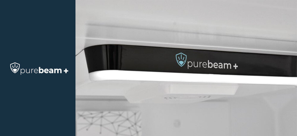 Lodówka VESTFROST VR-FB383-3H0B Na grafice widoczny jest czarny moduł oświetlenia wewnątrz lodówki Vestfrost z białą listwą LED od spodu i logo „purebeam +” na froncie. Po lewej stronie na granatowym tle powtórzono znak tarczy z ikoną światła oraz napis „purebeam +”, podkreślający zastosowanie tej technologii oświetlenia PureBeam+ UV-C LED filtr węglowy higiena eliminacja bakterii wirusów grzybów neutralizacja zapachów świeże powietrze
