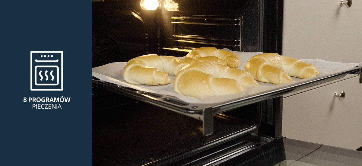 Piekarnik VESTFROST VO-65W19MAVMC Na zdjęciu widnieje blacha z upieczonymi rogalikami w piekarniku, podkreślająca 8 różnych programów pieczenia 8 programów pieczenia grill termoobieg piekarnik turbo pieczenie góra dół