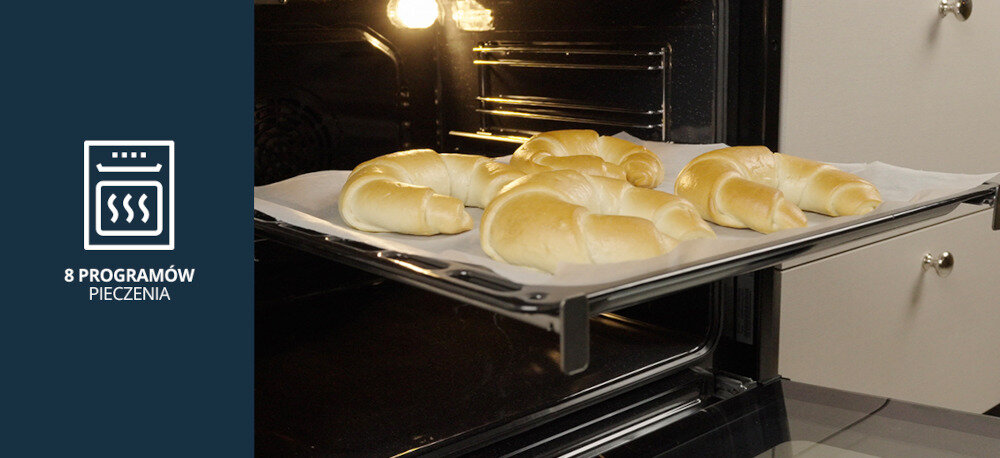 Piekarnik VESTFROST VO-65W19MAVMB Na zdjęciu widoczna jest blacha wyciągnięta z piekarnika, na której znajdują się świeżo upieczone rogaliki. Po lewej stronie umieszczono grafikę informującą o 8 programach pieczenia dostępnych w urządzeniu. Wnętrze piekarnika jest dobrze oświetlone, a jasna kuchnia w tle podkreśla charakter pomieszczenia 8 programów pieczenia termoobieg z termoobiegiem z grillem funkcja turbo pieczenie góra dół multifunkcyjny programy pieczenia z rozmrażaniem