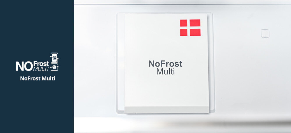 Lodówka VESTFROST VR-FB492-3H0B Na zdjęciu przedstawiono biały panel systemu NoFrost Multi wewnątrz lodówki, z czerwonym symbolem w rogu i napisem „NoFrost Multi” pośrodku. Po lewej stronie, na granatowym tle, znajduje się logo „NO Frost MULTI” oraz podpis „NoFrost Multi”, podkreślające technologię wielostrefowego odszraniania NoFrost Multi dwa obiegi powietrza brak mieszania zapachów równomierne chłodzenie świeżość produktów