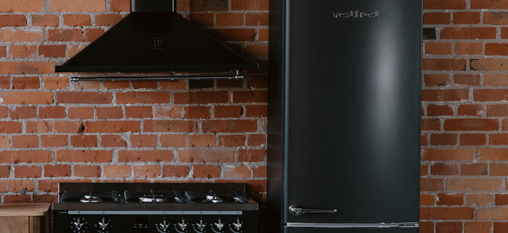 Okap VESTFROST VE-90RSABK czarny wizualizacja kuchnia lodówka beżowa szafki wiszące kolor drewna okap front nad płytą gazową czajnik kuchenka dekoracje jasne wnętrze