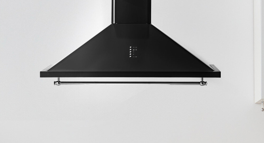 Okap VESTFROST VE-90RSABK czarny wizualizacja kuchnia dekoracje w tle widoczne przyciski na froncie Elegancki wygląd cicha wydajna praca intuicyjne sterowanie soft touch wysoka Energooszczędność