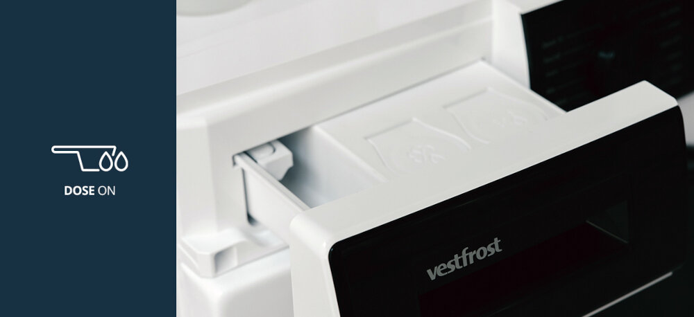 Pralka VESTFROST VW-FW4B1270EU Na zdjęciu pokazano szufladę na detergenty pralki Vestfrost, częściowo wysuniętą, z wyraźnymi symbolami dozowania. Po lewej stronie widnieje grafika informująca o funkcji automatycznego dozowania – Dose On DOSE ON inteligentne dozowanie detergentu oszczędność detergentu ochrona tkanin automatyczne dozowanie