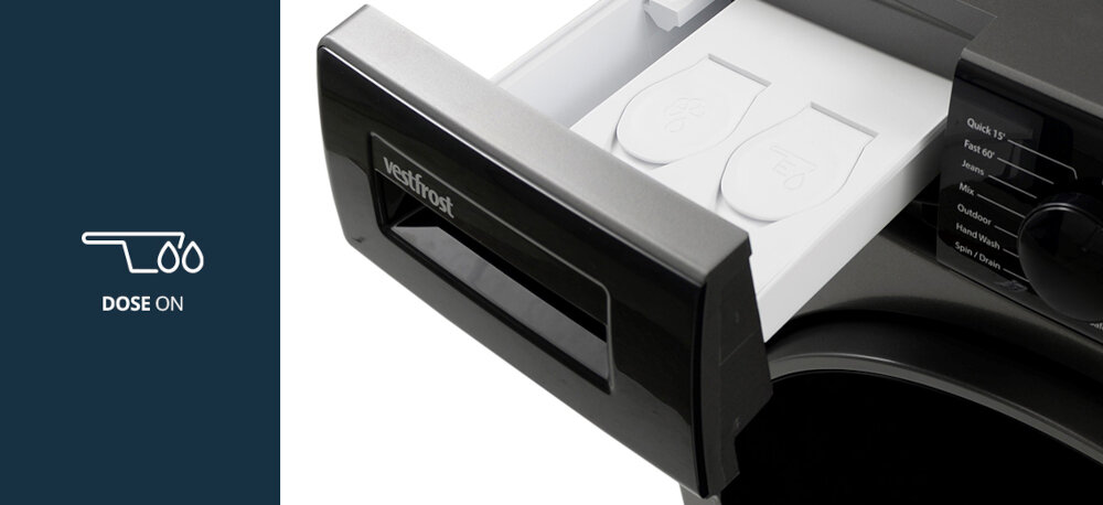 Pralka VESTFROST VW-FD4B1270EU Na zdjęciu pokazano szufladę na detergenty pralki Vestfrost, częściowo wysuniętą, z wyraźnymi symbolami dozowania. Po lewej stronie widnieje grafika informująca o funkcji automatycznego dozowania – Dose On DOSE ON inteligentne dozowanie detergentu oszczędność detergentu ochrona tkanin automatyczne dozowanie