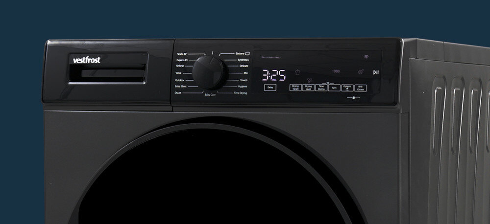 Suszarka VESTFROST VT-FD42HN90EU Na zdjęciu przedstawiono górną część suszarki bębnowej Vestfrost z czytelnym panelem sterującym i pokrętłem programów. Urządzenie ma elegancki, ciemny front i wyprofilowane boczne ścianki, podkreślające design programy suszenia do bawełny do syntetyków program szybki Shirts 20 Express 34 program Refresh suszenie jeans suszenie outdoor wiele programów