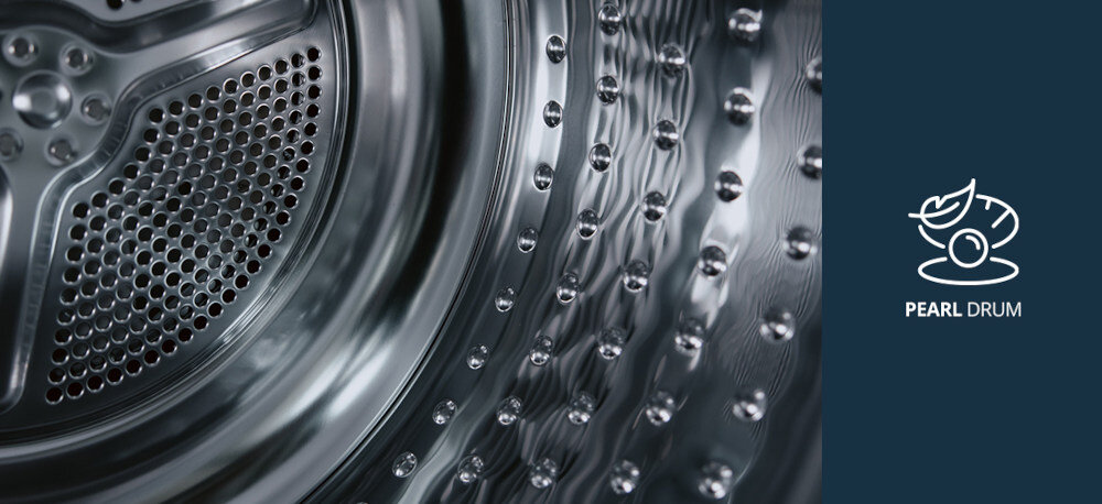 Suszarka VESTFROST VT-FD42HN90EU Na zdjęciu przedstawiono zbliżenie na wnętrze bębna suszarki Vestfrost typu Pearl Drum – widać perłowe wgłębienia i otwory, które zapewniają delikatne traktowanie tkanin. Po prawej stronie grafika informuje o zastosowanej technologii Pearl DrumPearlDrum delikatny bęben ochrona tkanin bęben premium minimalizowanie tarcia przeciw mechaceniu do delikatnych tkanin Vestfrost PearlDrum