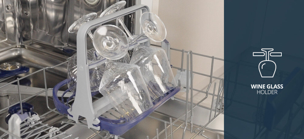 Zmywarka VESTFROST VD-S39B60Q140 Zdjęcie przedstawia specjalny stojak na kieliszki do wina w dolnym koszu zmywarki Vestfrost, na którym stabilnie ustawiono kilka szklanych kieliszków. Po prawej stronie, na granatowym tle, widnieje ikonka kieliszka oraz napis „WINE GLASS HOLDER”, podkreślający bezpieczne mycie delikatnego szkła Wine Glass Holder uchwyt na kieliszki delikatne szkło bezpieczne mycie stabilność naczyń ochrona przed uszkodzeniem