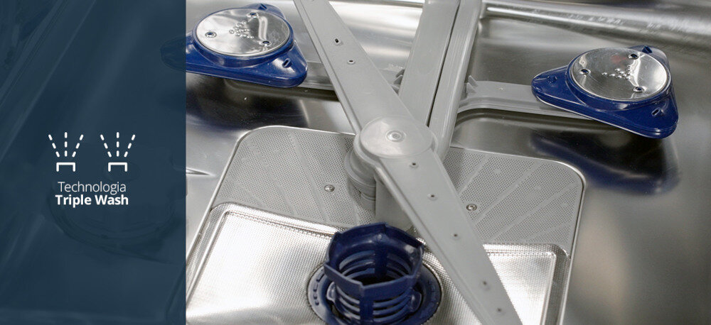 Zmywarka VESTFROST VD-S39B60Q140 Zdjęcie przedstawia dno komory zmywarki Vestfrost z trzema ramionami spryskiwaczy i filtrem, pokazanymi w dużym zbliżeniu na tle stalowego wnętrza. Po lewej stronie, na granatowym pasie, widnieje ikonka trzech strumieni wody oraz napis „Technologia Triple Wash”, podkreślający potrójny system natrysku dla dokładniejszego mycia naczyń Triple Wash dolny kosz mocne dysze uporczywe zabrudzenia garnki patelnie zaschnięte resztki skuteczne mycie