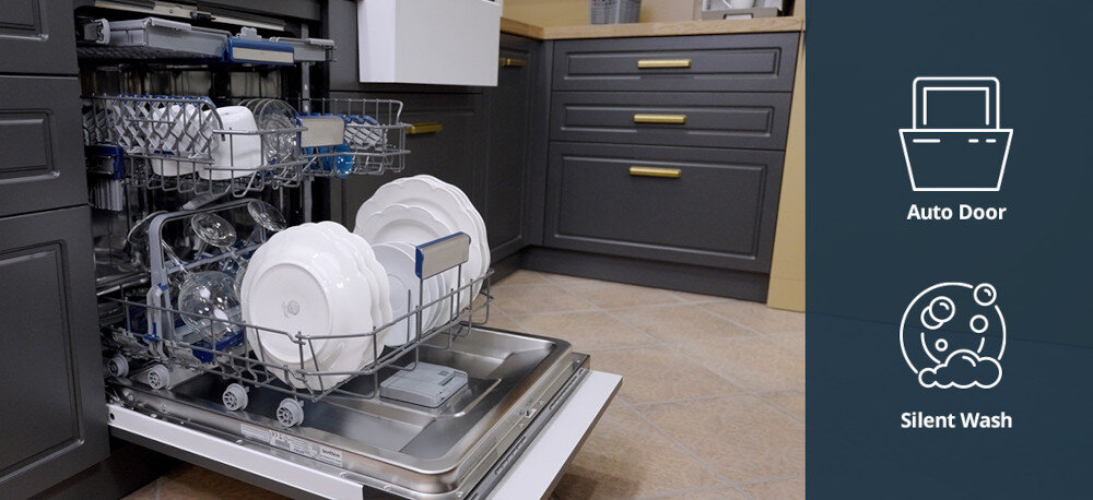 Zmywarka VESTFROST VD-S39B60Q140 Zdjęcie pokazuje w pełni otwartą zmywarkę Vestfrost z wysuniętymi koszami w eleganckiej, grafitowej zabudowie kuchennej, wypełnioną uporządkowanymi talerzami i szkłem. Po prawej stronie, na granatowym tle, znajdują się dwie ikonki z opisami „Auto Door” oraz „Silent Wash”, podkreślające automatyczne uchylanie drzwi po zakończeniu cyklu i cichą pracę programu zmywania Auto Door automatyczne otwieranie drzwi naturalne suszenie Silent Wash cicha praca nocne mycie mniejsze ciśnienie wody