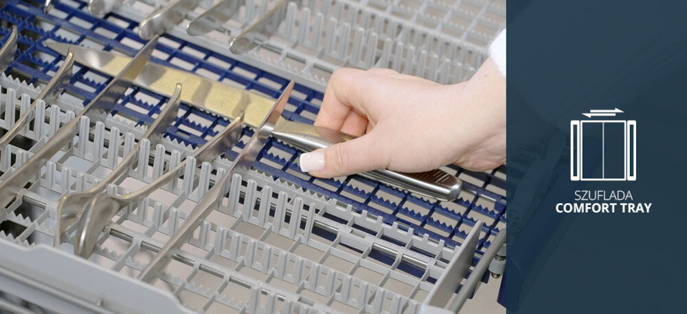 Zmywarka VESTFROST VD-S39B60Q140 Zdjęcie przedstawia górną szufladę na sztućce w zmywarce Vestfrost, wypełnioną ułożonymi nożami i łyżkami, do których sięga dłoń użytkownika. Po prawej stronie, na granatowym tle, widnieje ikonka wysuwanej szuflady oraz napis „SZUFLADA COMFORT TRAY”, podkreślający wygodne, ergonomiczne rozmieszczenie sztućców i akcesoriów kuchennych trzecia szuflada Comfort Tray sztućce akcesoria więcej miejsca w koszach 14 kompletów naczyń wygodna organizacja