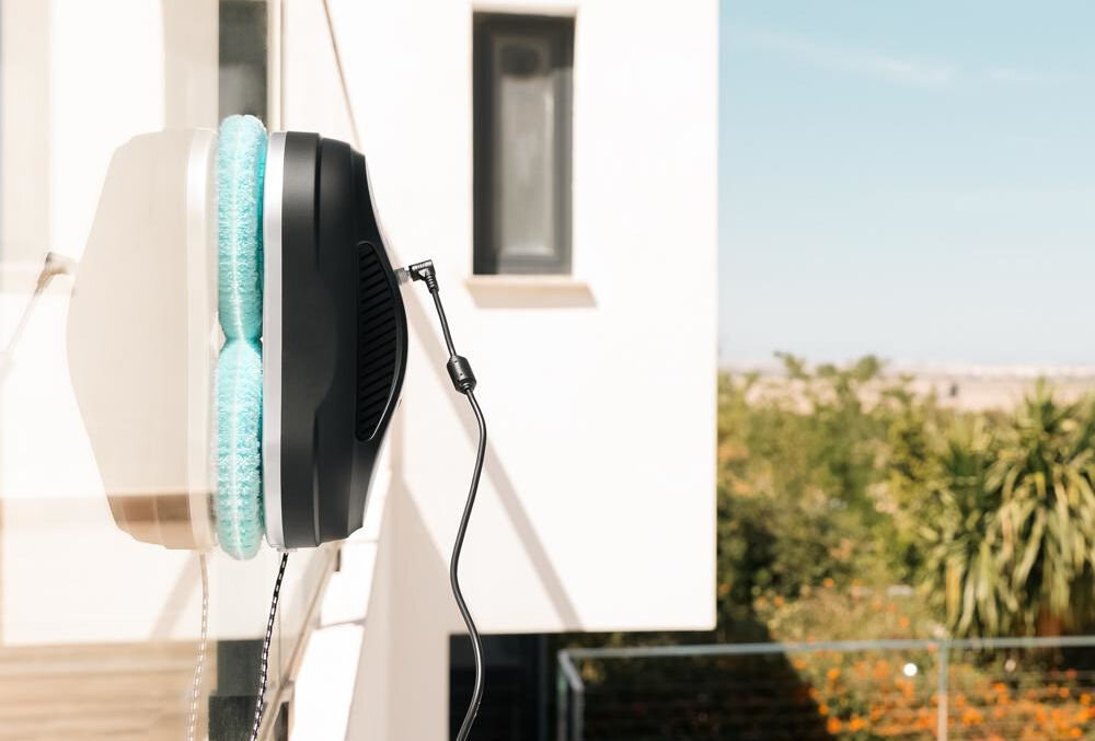 Robot do mycia okien CECOTEC Conga WinDroid 890 SprayWater Smart Connected system bezpieczeństwa trzy różne systemy zabezpieczeń ciągłe zasilanie algorytm zapobiegający upadkom mocna lina asekuracyjna system Autostop 