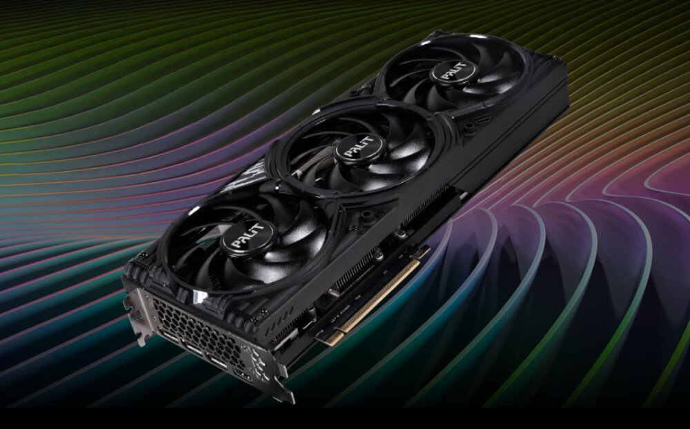 Karta graficzna PALIT GeForce RTX 5070 Ti GamingPro-S Karta graficzna z trzema wentylatorami ustawiona pod kątem, widoczne gniazda połączeniowe i styk PCIe