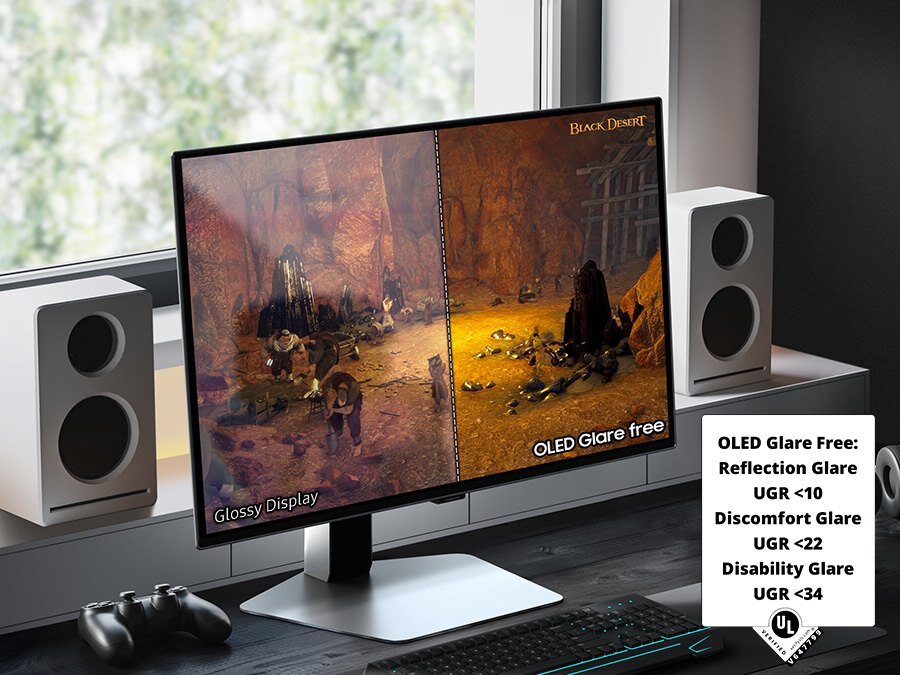 Monitor wyświetla obraz z gry \'Black Desert\', podzielony na dwie części: \'Glossy Display\' i \'OLED Glare free\'. Obok monitora znajdują się dwa głośniki, a na ekranie widoczny jest tekst: \'OLED Glare Free: Reflection Glare UGR <10 Discomfort Glare UGR <22 Disability Glare UGR <34\'.