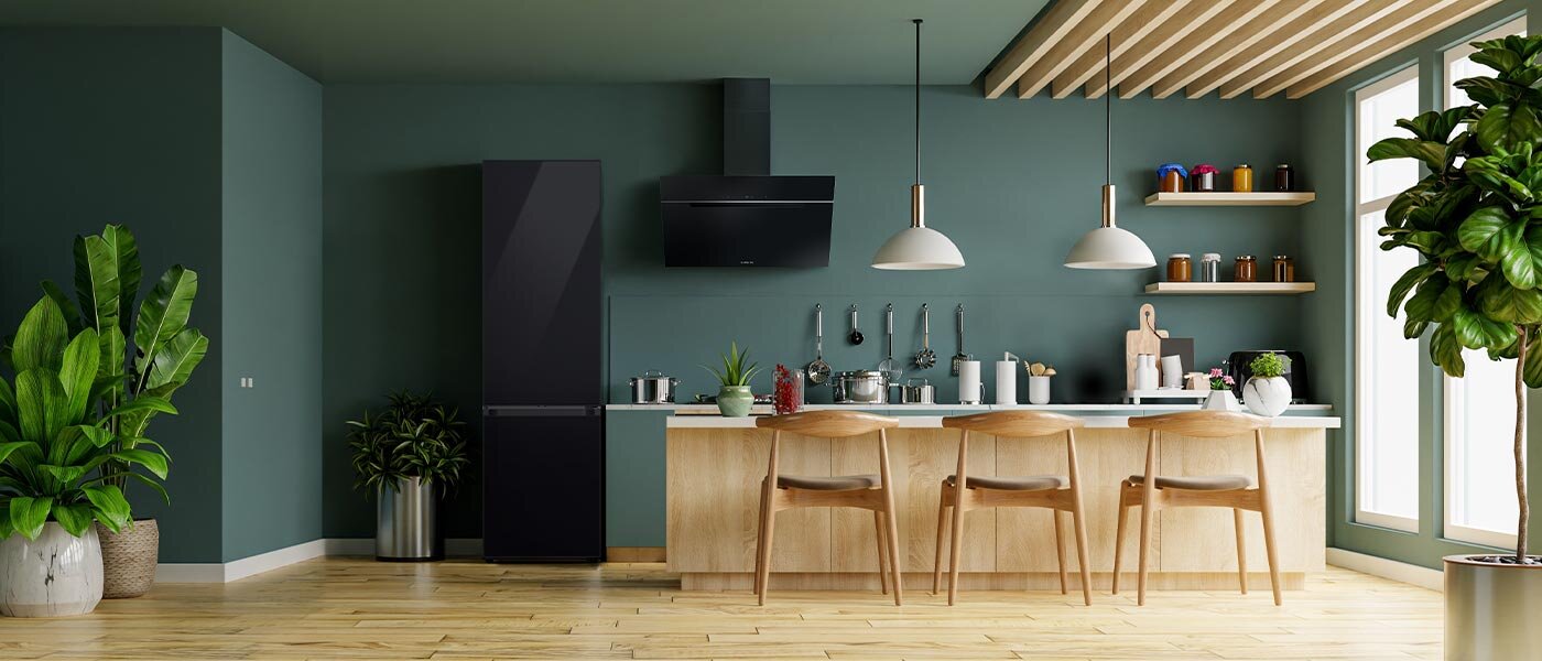 Model Samsung RB38C7B6D22 z fabrycznie zainstalowanymi drzwiami w kolorze głębokiej czerni dostępny w sklepach i na stronie Media Expert