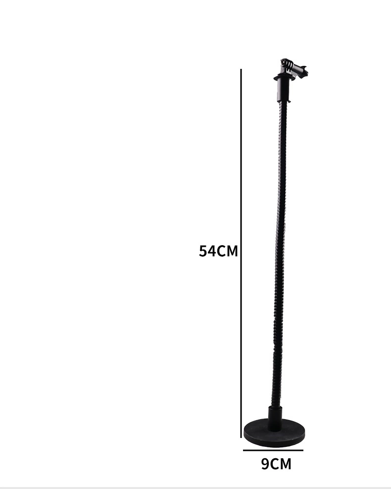 Obraz przedstawia czarny magnetyczny uchwyt do kamer sportowych o wysokości 54 cm i średnicy podstawy 9 cm. Uchwyt ma elastyczne ramię i okrągłą podstawę.