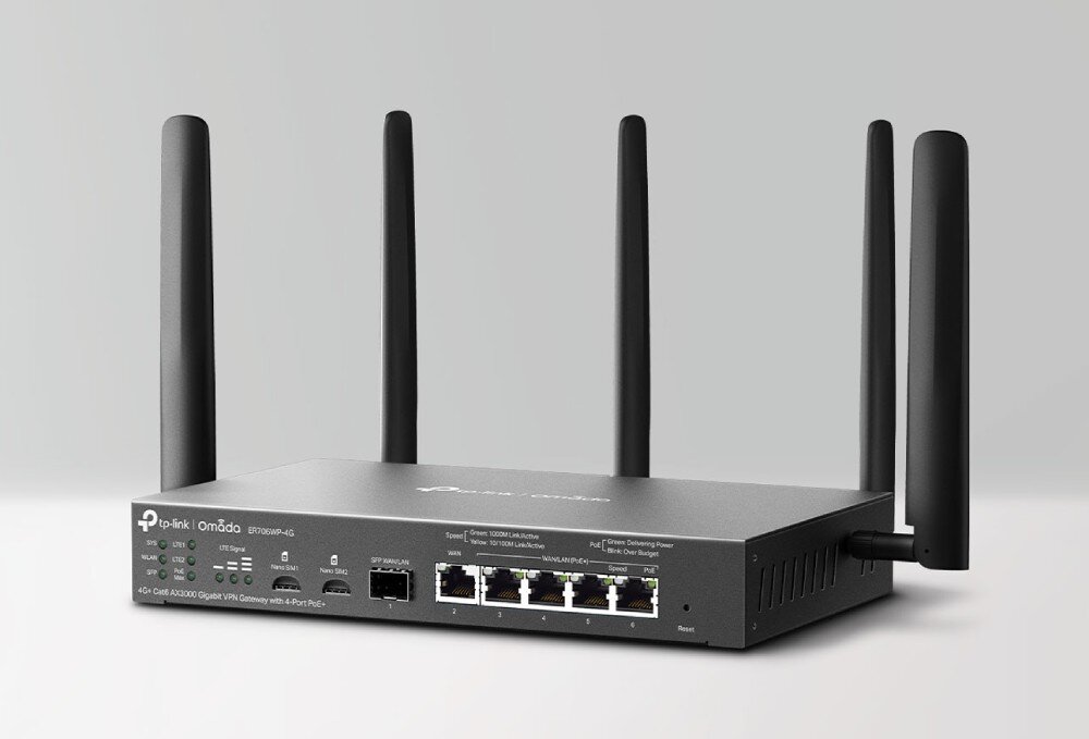Router TP-LINK ER706WP-4G Czarna brama sieciowa z pięcioma antenami widoczna pod kątem na jednolitym tle, ukazująca przedni panel z portami Ethernet i diodami statusu