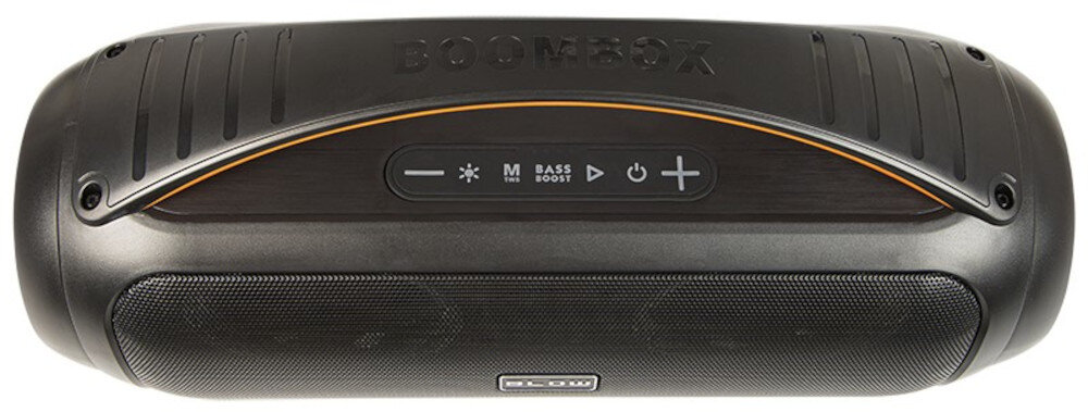 Czarny głośnik przenośny z widocznymi przyciskami: M, Bass Boost, oraz symbolami zasilania i regulacji głośności. Na górze widoczny napis \'BOOMBOX\', a na dole logo \'BLOW\'.