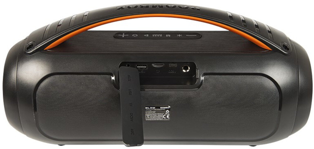 Czarny boombox z pomarańczowym akcentem na uchwycie, posiada panel sterowania z przyciskami oraz różne porty z tyłu. Widoczny jest napis \'BOOMBOX\' na uchwycie.