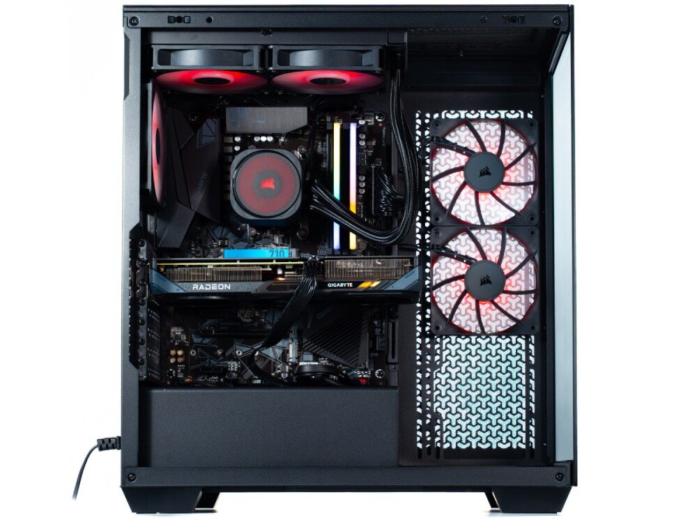 Komputer OPTIMUS E-Sport GB550T-CR7 zdjęcie wnętrza komputera od boku na białym tle ukazujące pełne rozmieszczenie podzespołów z wyraźnym podświetleniem wentylatorów i pamięci, dysk, pojemność, szybkość