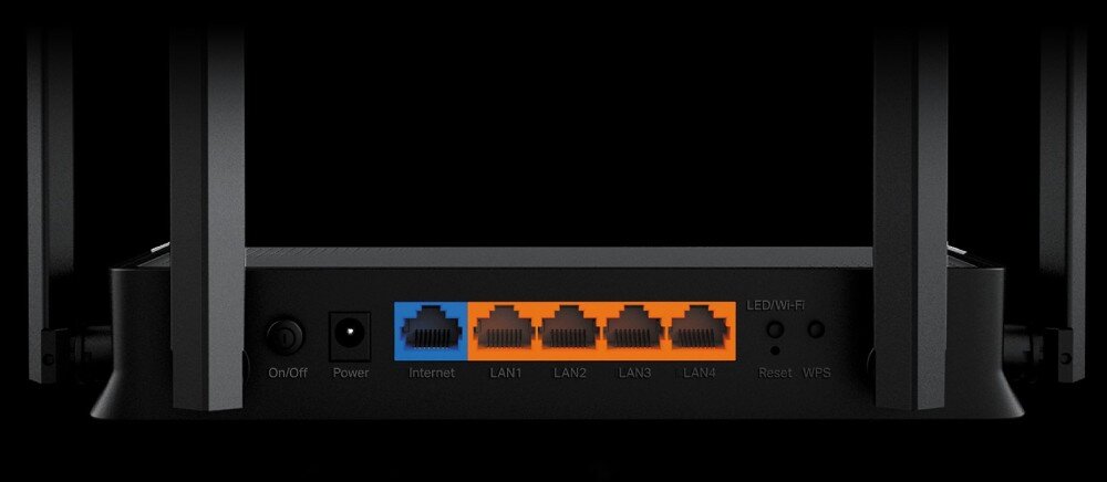 Router TP-LINK Archer BE220 Tylny panel urządzenia z widocznym przyciskiem zasilania, gniazdem ładowania, jednym niebieskim portem oraz czterema pomarańczowymi portami, porty, LAN, WAN