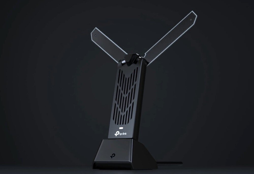 Karta sieciowa TP-LINK Archer TBE400UH Karta sieciowa w podstawce z dwiema rozłożonymi antenami na ciemnym tle, opis