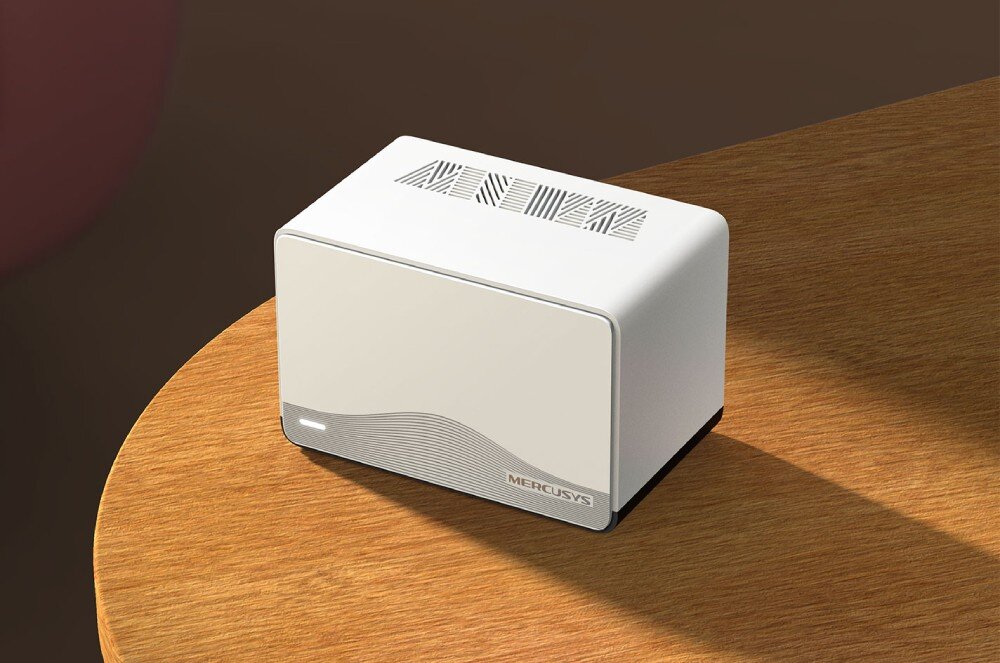 Router MERCUSYS Halo H27BE Urządzenie sieciowe stojące na drewnianej półce pod ekranem w domowym biurze, opis