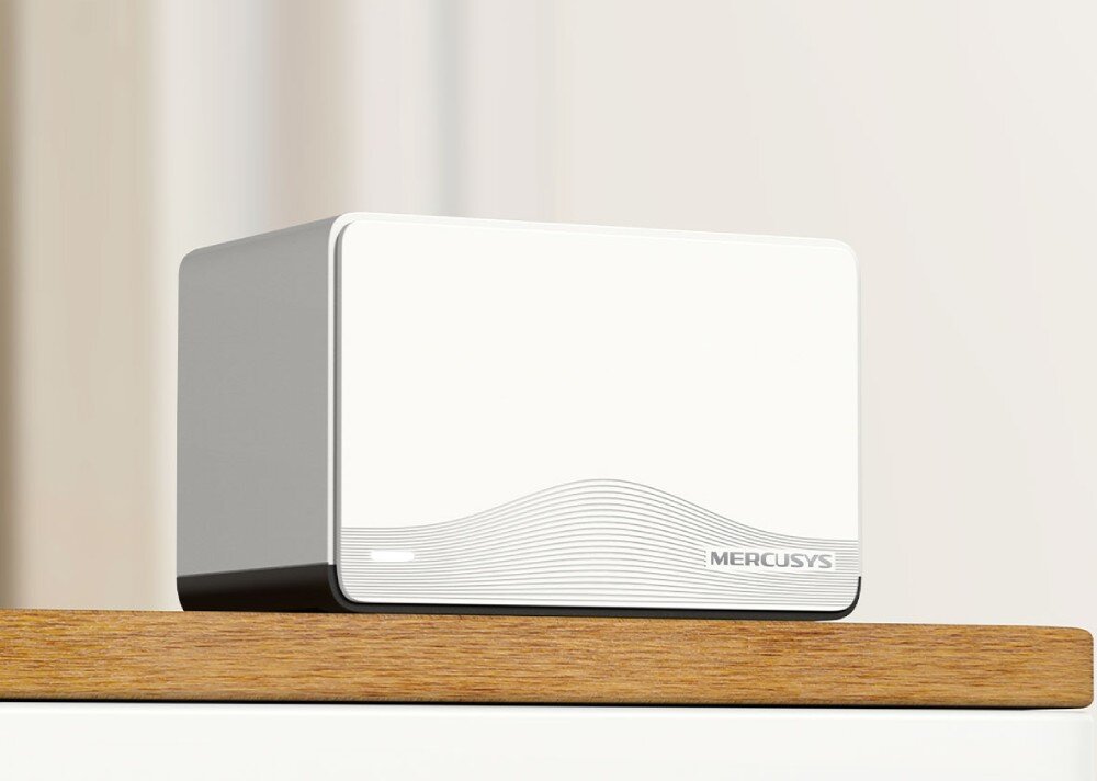 Router MERCUSYS Halo H27BE Białe urządzenie z falistym wzorem na obudowie stojące na drewnianym stole w jasnym wnętrzu, standard Wi-Fi 7, przepustowość, pasma
