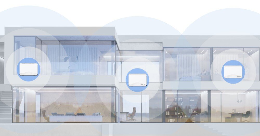 Router MERCUSYS Halo H27BE Grafika przedstawiająca przekrój dwupiętrowego domu z rozmieszczonymi urządzeniami i niebieskimi kręgami symbolizującymi zasięg sieci, sieć Mesh, pokrycie powierzchni