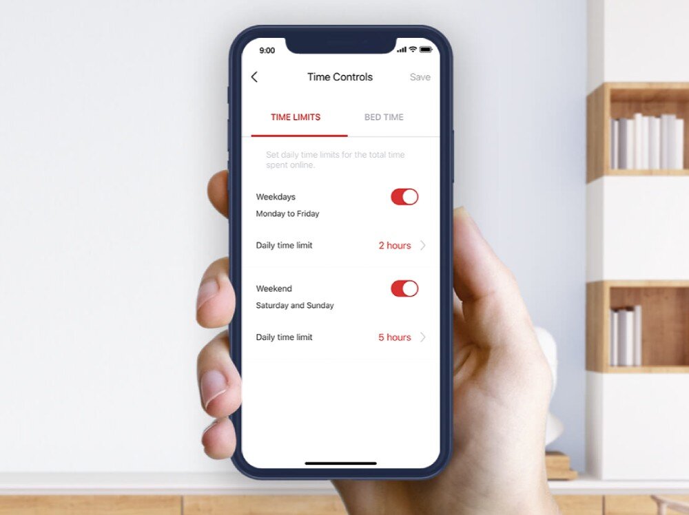 Router MERCUSYS Halo H27BE Dłoń trzymająca smartfon wyświetlający ekran aplikacji z ustawieniami 'Time Controls' i suwakami limitów czasowych, aplikacja, ustawienia