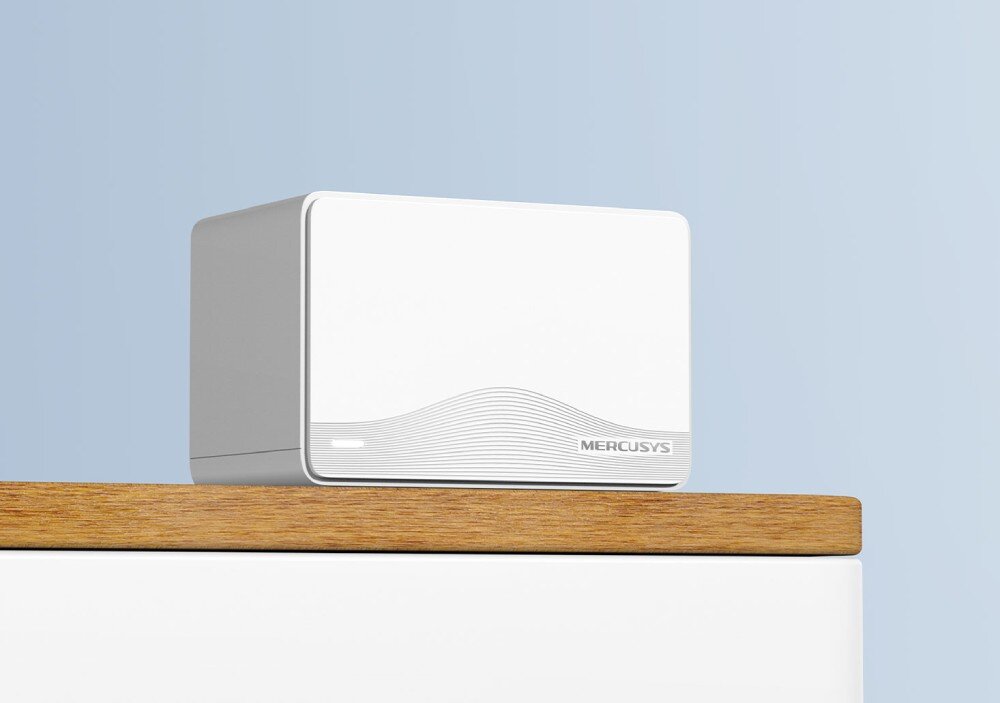 Router MERCUSYS Halo H25BE Jedno białe urządzenie sieciowe o prostokątnym kształcie ustawione na drewnianej półce na tle jasnoniebieskiej ściany, łączność, standard, przepustowość, pasma, ilość urządzeń