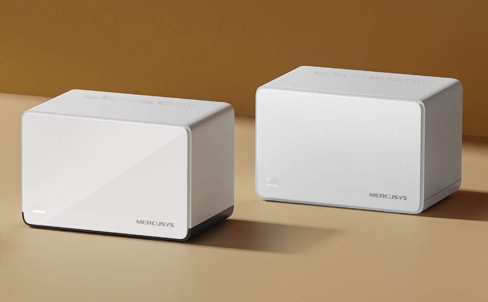 Router MERCUSYS Halo H85X Zbliżenie na dwa białe urządzenia sieciowe stojące na jasnej powierzchni na tle brązowego tła, opis