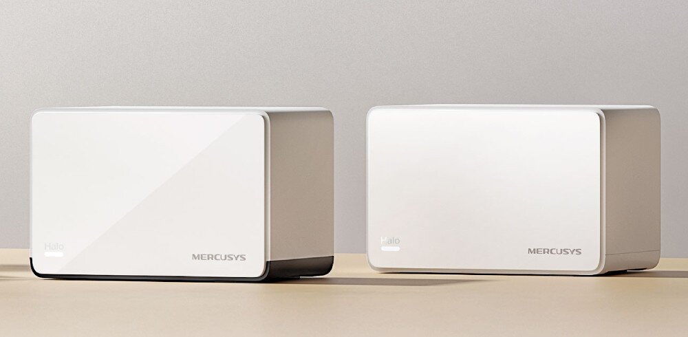 Router MERCUSYS Halo H85X Dwa białe urządzenia sieciowe ustawione w równym rzędzie na jasnej powierzchni na tle szarej ściany, zestaw, prędkość, pasma