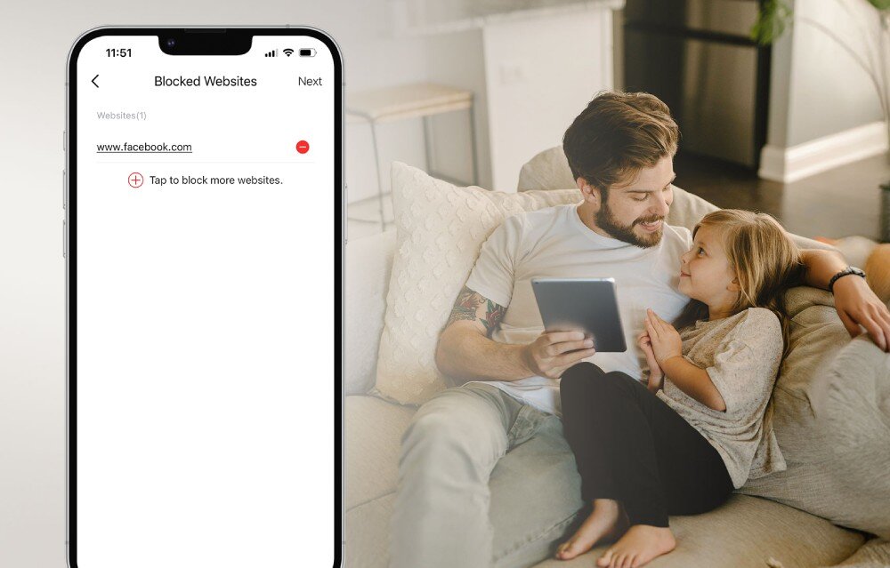 Router MERCUSYS Halo H85X Mężczyzna siedzi na kanapie z małym dzieckiem, trzyma tablet, a na pierwszym planie widać ekran smartfona z listą zablokowanych stron internetowych