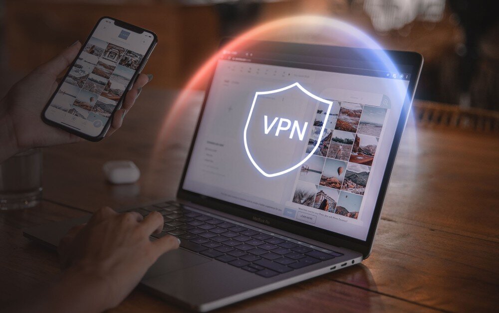 Router MERCUSYS MB520-5G Osoba korzystająca z laptopa i telefonu, z graficzną ikoną VPN na ekranie komputera, zabezpieczenia, ochrona, funkcje, VPN