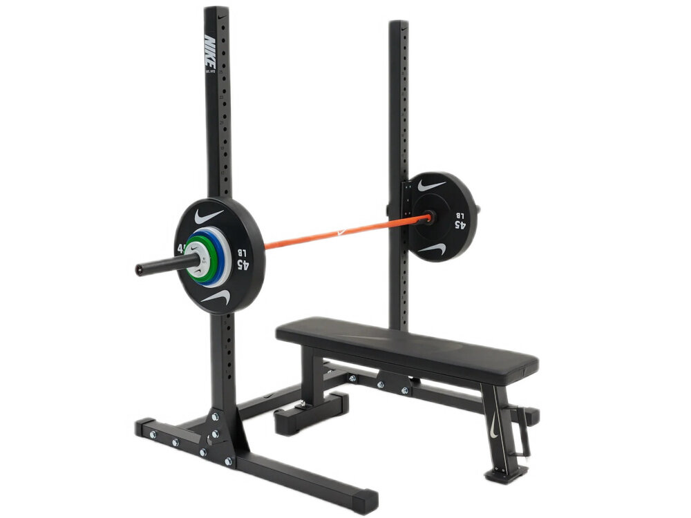 Stojak pod sztangę NIKE Squat Stand stojak ze sztangą i ławeczką na białym tle z wytrzymałej stali słupki mają wymiary 75 × 75 × 3 mm stabilną bazę do organizacji ćwiczeń ze sztangą