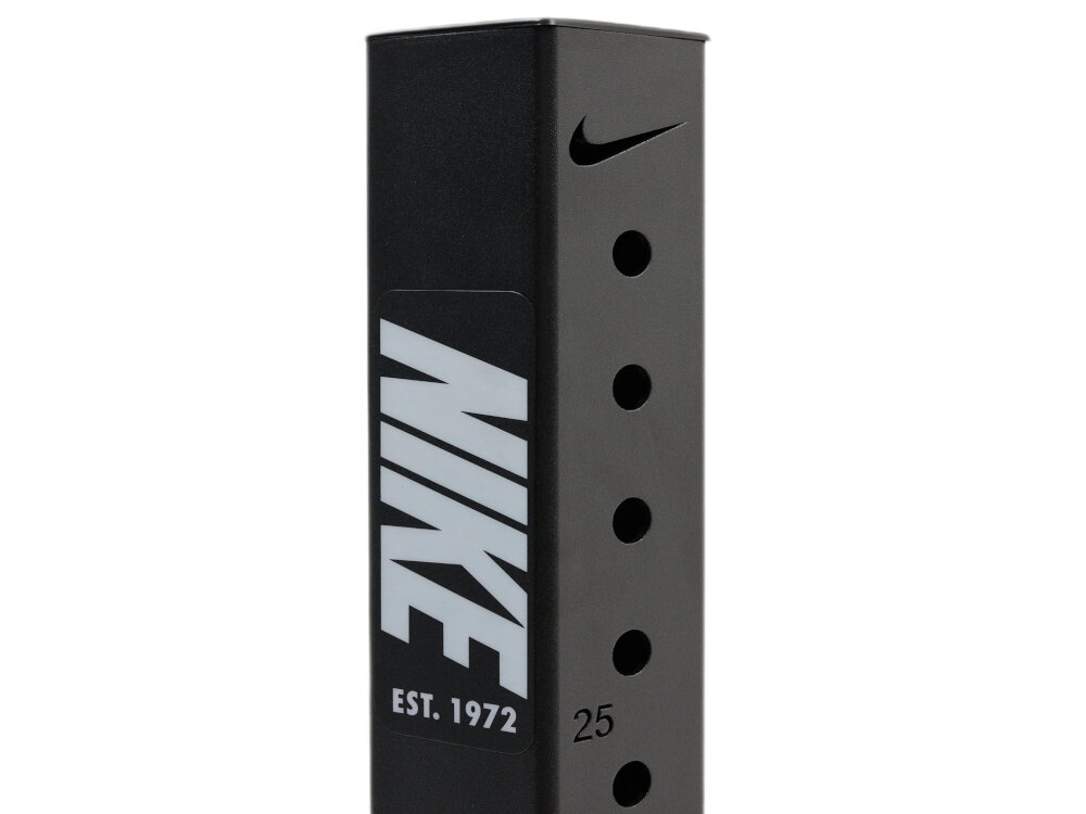 Stojak pod sztangę NIKE Squat Stand zbliżenie na otwory Ponumerowane otwory właściwe ustawienie elementów stojaka do planowanego ćwiczenia Czytelne oznaczenia