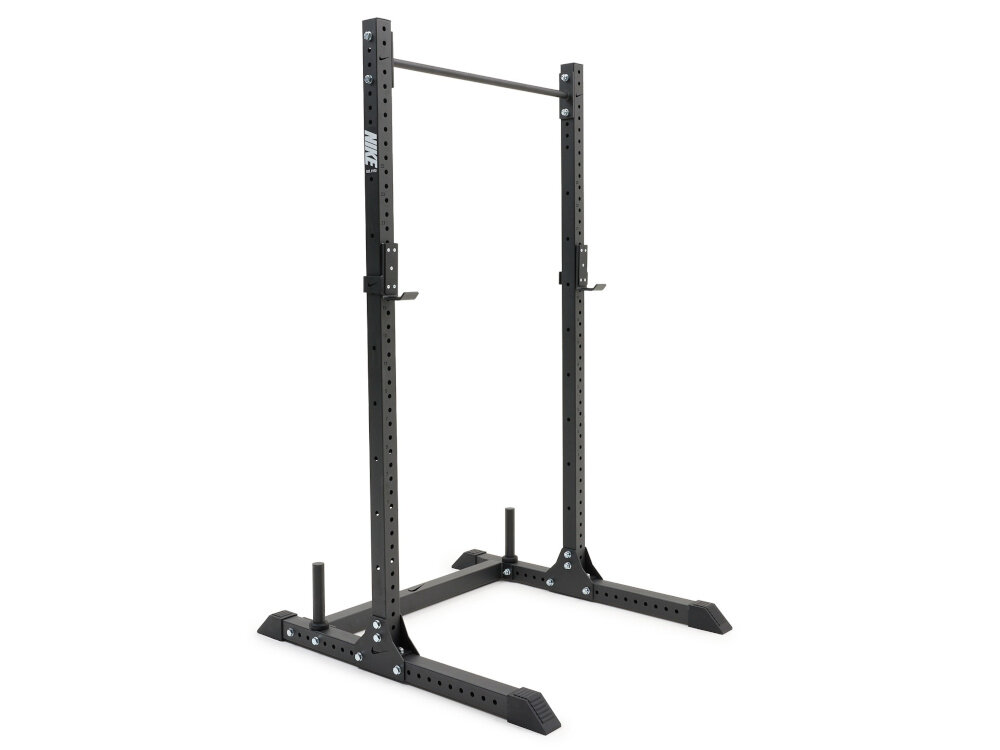 Stojak pod sztangę NIKE Squat Rack stojak na białym tle do ćwiczeń siłowych w domu lub profesjonalnej przestrzeni treningowej przysiady ze sztangą ćwiczenia z wykorzystaniem drążka trening z obciążeniem Wbudowane uchwyty na talerze odpowiednio zaplanowana konstrukcja
