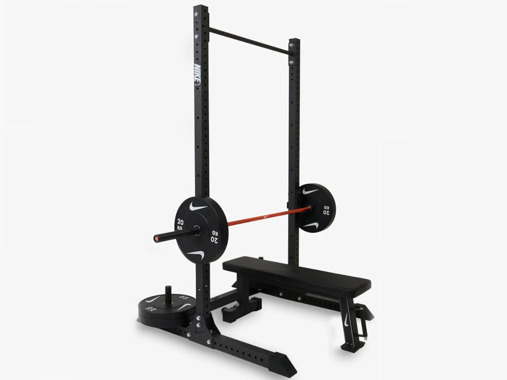 Stojak pod sztangę NIKE Squat Rack stojak na białym tle ze sztangą Rama wykonana ze stali o profilu 75 × 75 × 3 mm Stalowa budowa mocny stelaż
