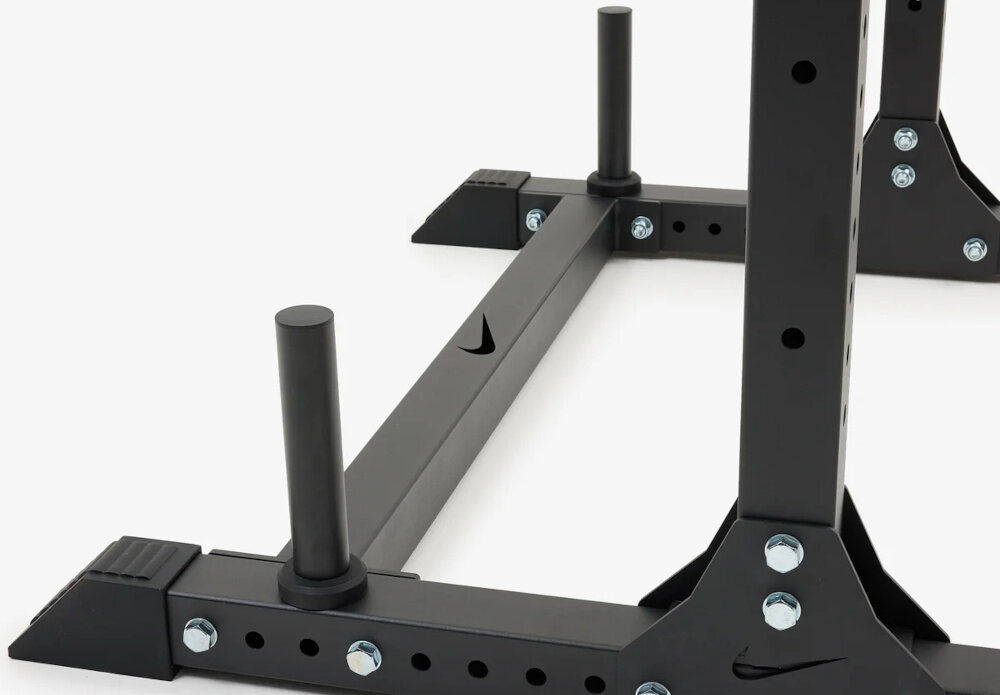 Stojak pod sztangę NIKE Squat Rack zbliżenie na stopki solidne gumowe stopki kontrolę nad stanowiskiem swobodę ruchów Gumowe nóżki punkt styku z podłogą