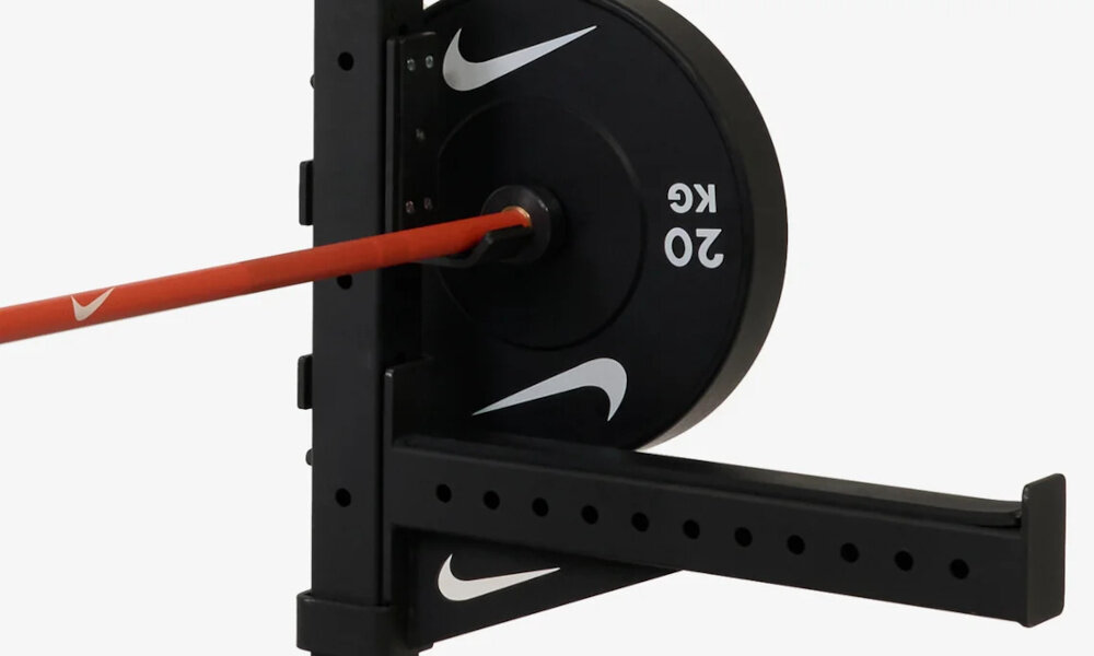 Stojak pod sztangę NIKE Squat Rack zbliżenie na uchwyty do sztangi do ćwiczeń ze sztangą uchwyty J-cups porządek do 317 kg