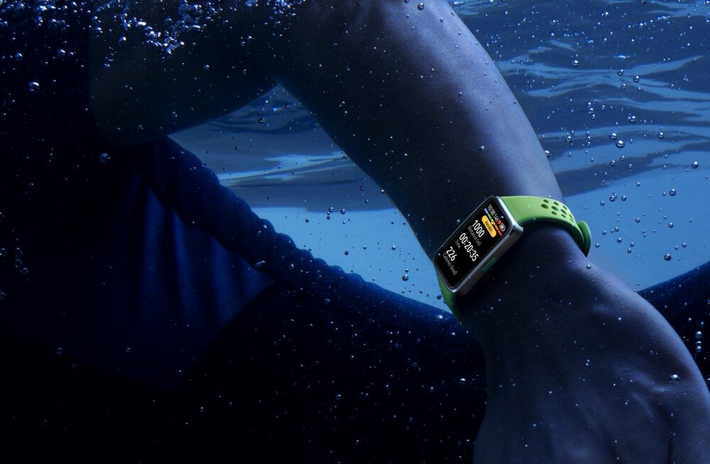 Smartband HUAWEI Band 10 podczas pływania   