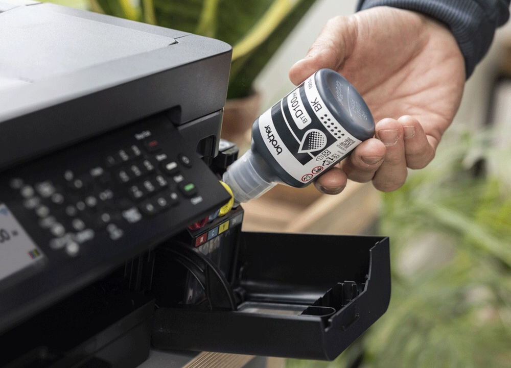 Urządzenie wielofunkcyjne BROTHER MFC-T930DW Druk w kolorze, Automatyczny druk dwustronny, Wi-Fi prezentacja uzupełniania atramentu w urządzeniu przez mężczyznę wielofunkcyjne wydajne butelki z tuszem bezprzewodowo efektywność na wyciągnięcie ręki