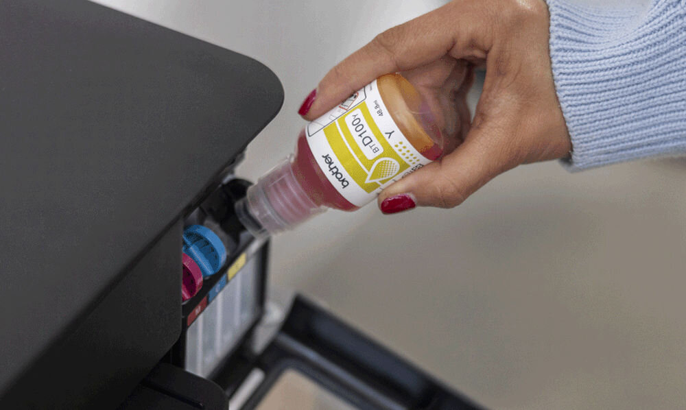 Urządzenie wielofunkcyjne BROTHER DCP-T430W Druk w kolorze, Wi-Fi prezentacja uzupełniania atramentu w urządzeniu przez kobietę wielofunkcyjne wydajne butelki z tuszem bezprzewodowo efektywność na wyciągnięcie ręki