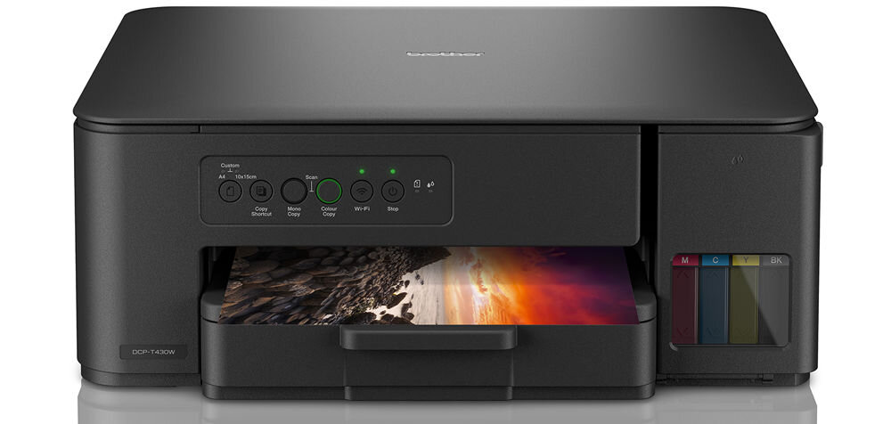 Urządzenie wielofunkcyjne BROTHER DCP-T430W Druk w kolorze, Wi-Fi prezentacja urządzenia od przodu na białym tle z wydrukowaną kartką kolorowy wydruk zdjęć efektowne dokumenty tworzenie profesjonalnych materiałów